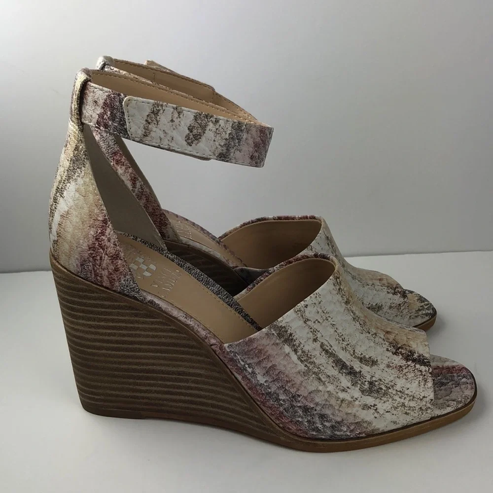 NEW Vince Camuto Deedriana Peep Toe Wedges 8